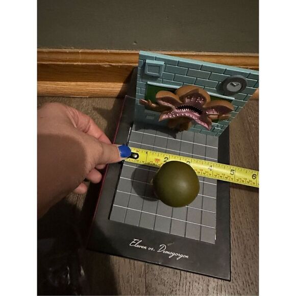 STRANGER THINGS Eleven vs Demogorgon Diorama Loot Crate Exclusive NYCC 2017 - Picture 10 of 12